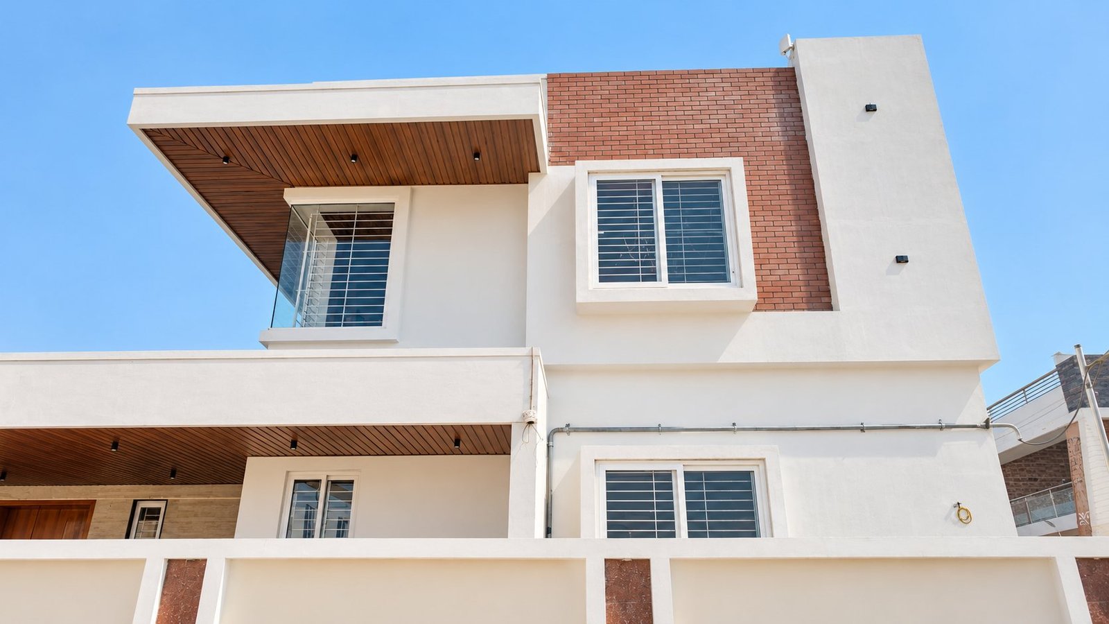 Brick and wood details on the first floor